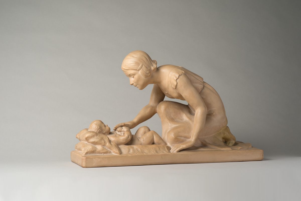 Sculpture, femme et enfant