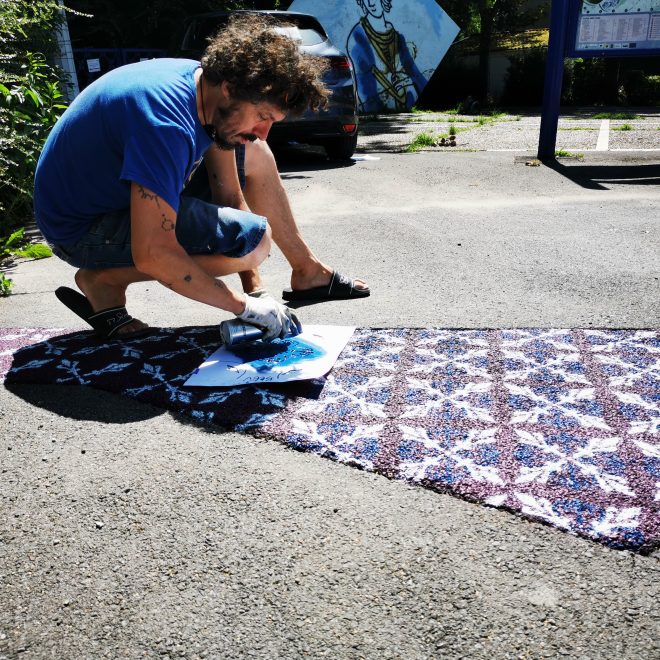 Des motifs de carreaux dans les rues avec le Street artist inkOj