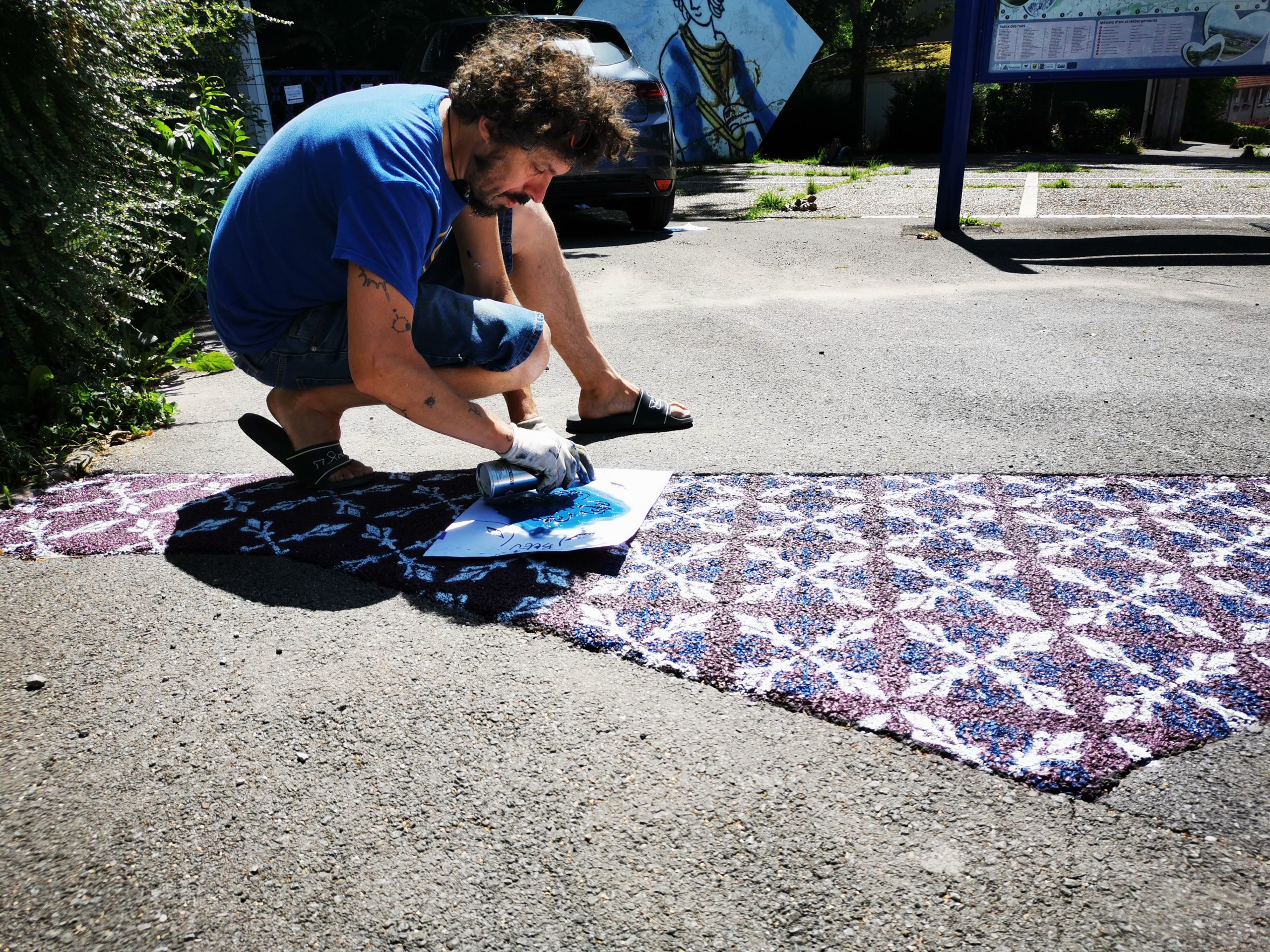 Des motifs de carreaux dans les rues avec le Street artist inkOj