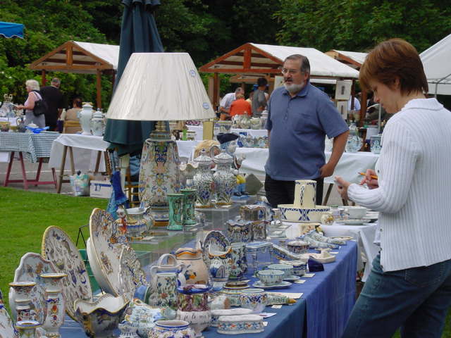 Grande vente de céramiques de seconde main